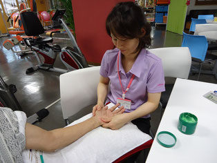 大分市 通所介護サクラサク ハンドマッサージ